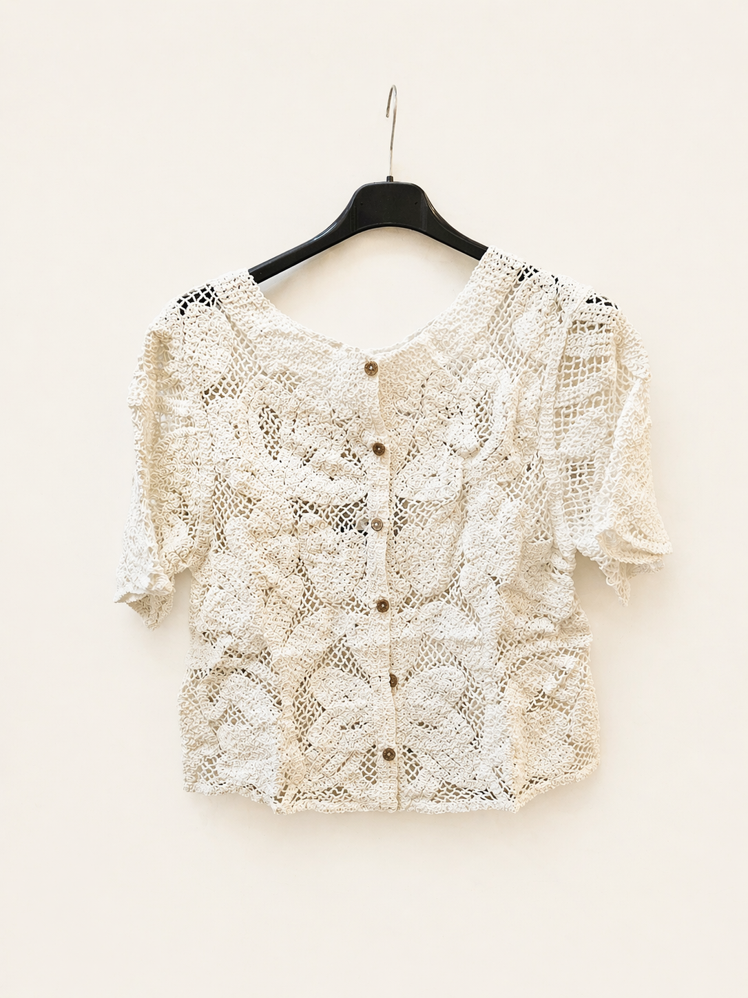 Top ajouré en crochet à manches courtes et boutons