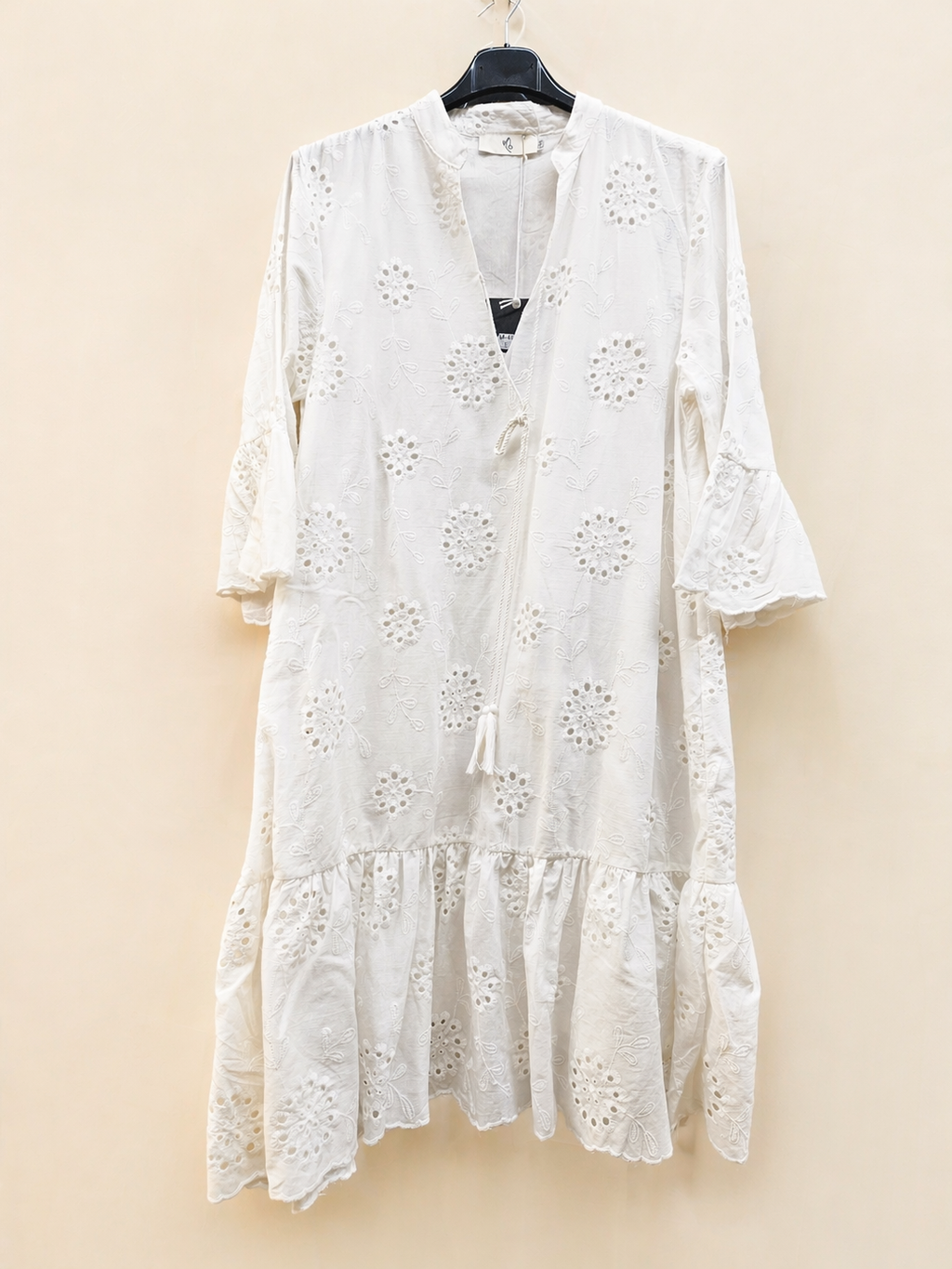 Robe courte ajourée à col V en broderie anglaise