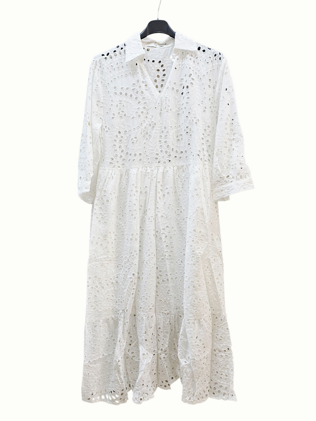 Robe longue à col V en broderie anglaise