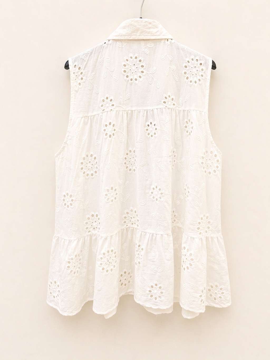 Blouse sans manches en broderie anglaise blanche