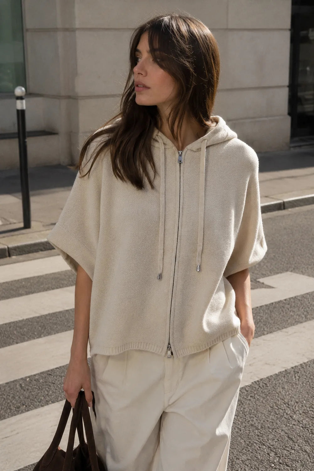 Gilet Poncho Zippé En Maille À Capuche - vue portée