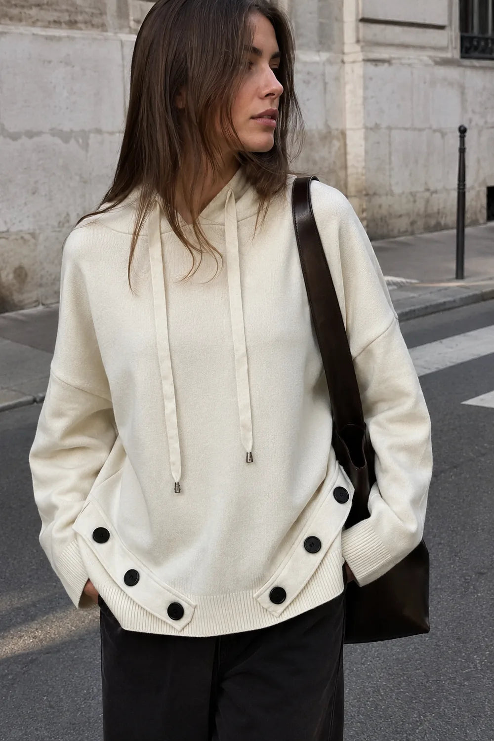 Pull Poncho À Capuche Et Boutons Latéraux - vue portée
