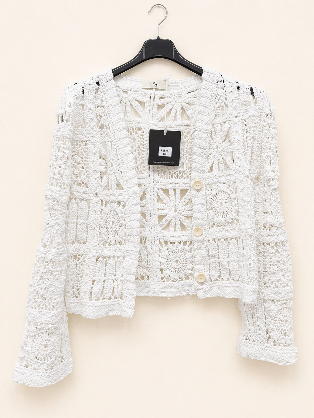 Gilet court en crochet à manches longues et boutons