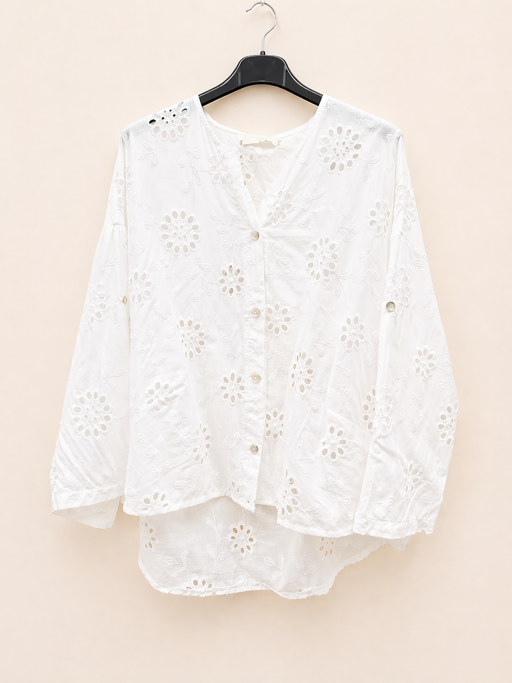Blouse blanche ajourée en broderie anglaise