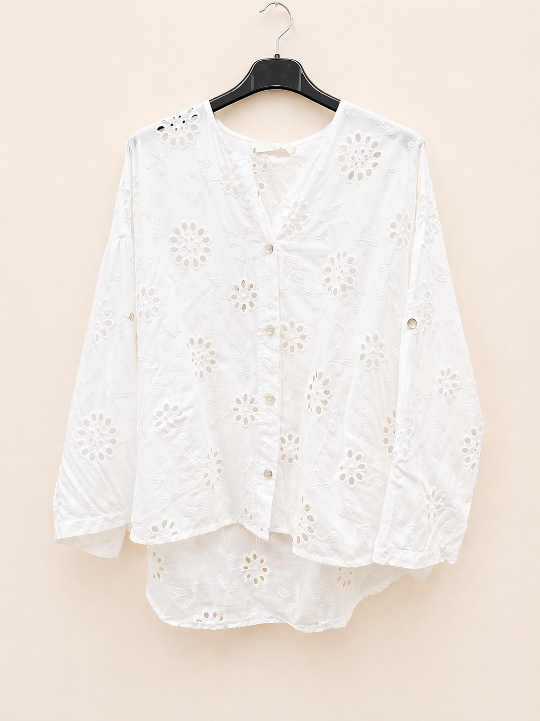 Blouse blanche ajourée en broderie anglaise