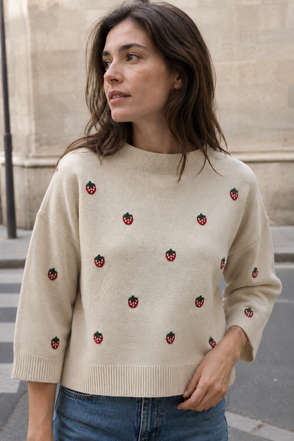 Pull En Maille À Fraises Brodées - vue portée