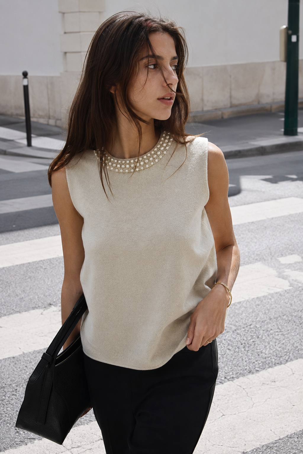 ÄRMELOSES STRICKTOP MIT PERLENBESETZTEM KRAGEN