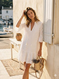 Robe courte ajourée à col V en broderie anglaise