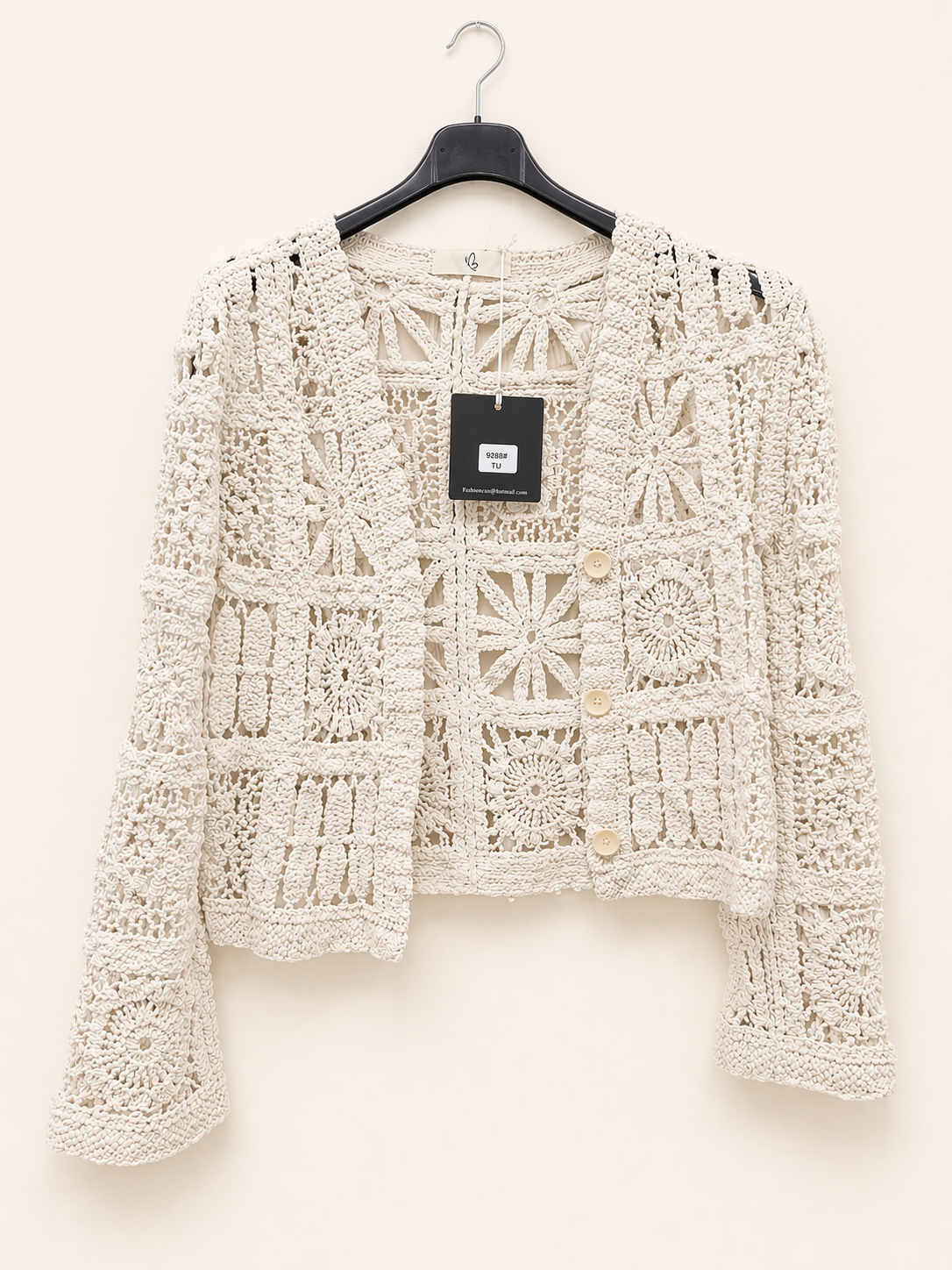 Gilet court en crochet à manches longues et boutons