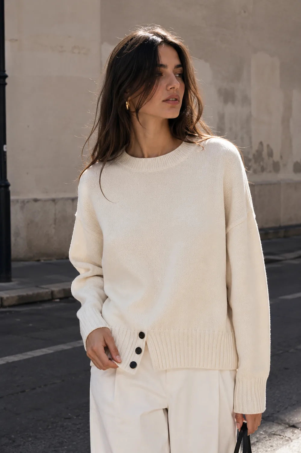 Pull En Maille À Boutons Décoratifs - vue portée