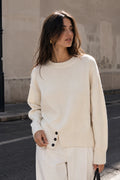 Pull En Maille À Boutons Décoratifs - vue portée